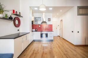 Kühlschrank, Mikrowelle, Ofen, Wasserkocher mit Kaffee-/Teezubehör