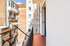 A narrow urban alleyway with a brick building on the left and a white building on the right. - 21CRM1068 - Fantastic & tipical Catalonian flat (Barcelona)