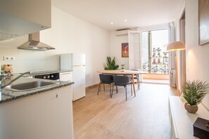 Kühlschrank, Mikrowelle, Ofen, Geschirrspüler