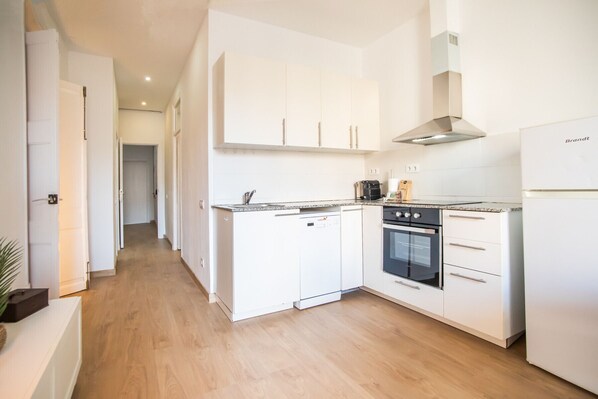 Kühlschrank, Mikrowelle, Ofen, Geschirrspüler