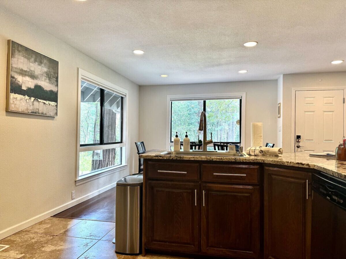 Kjøleskap, mikrobølgeovn, ovn og oppvaskmaskin