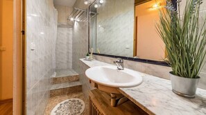 Douche, sèche-cheveux, serviettes fournies