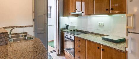 冷蔵庫、電子レンジ、オーブン、コーヒー / ティーメーカー