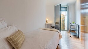 3 bedrooms, iron/ironing board, internet, bed sheets