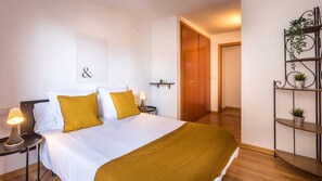 3 slaapkamers, een strijkplank/strijkijzer, internet, beddengoed