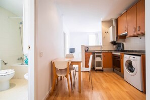 Fridge, microwave, oven, coffee/tea maker