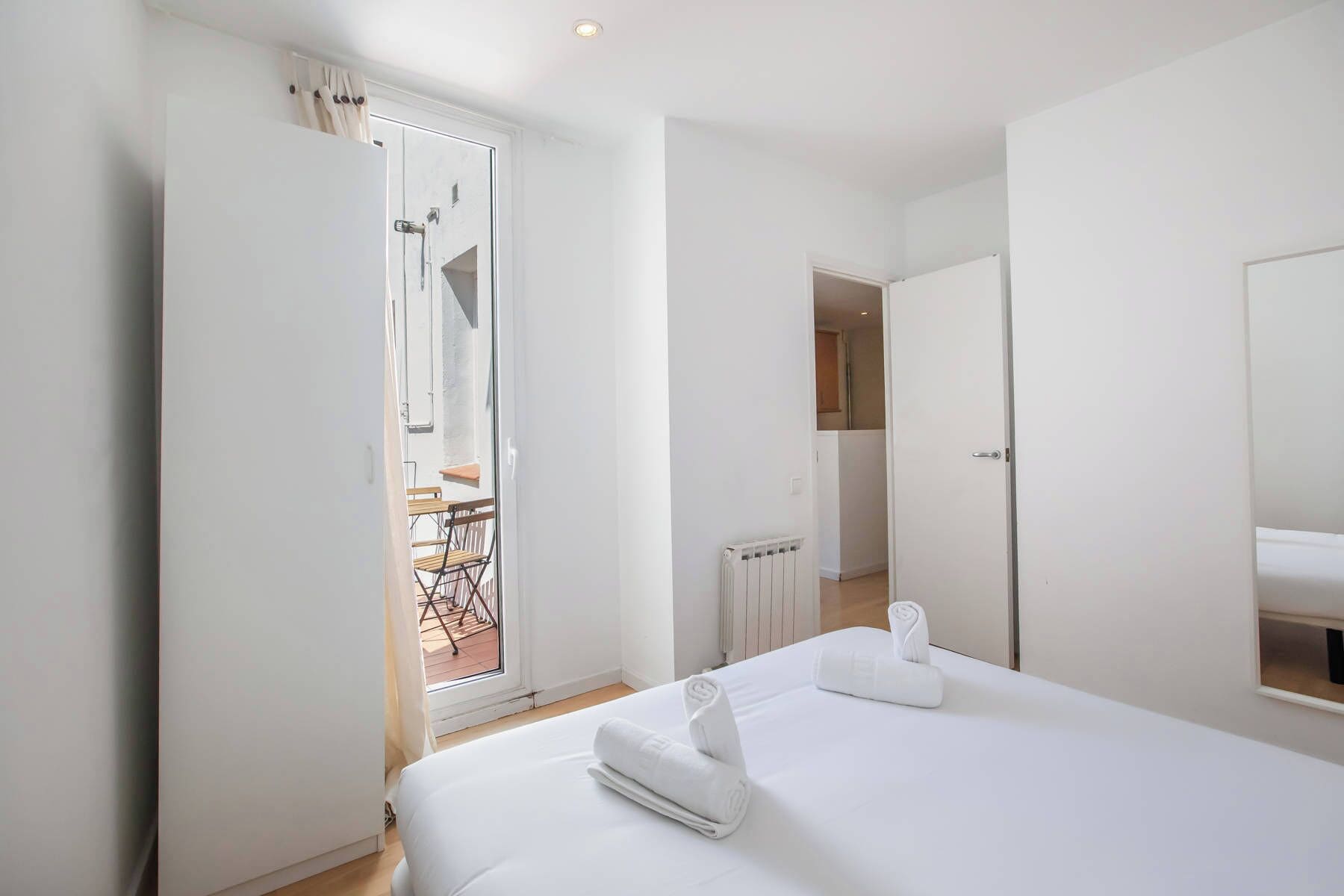 2 habitaciones, tabla de planchar con plancha, cuna de viaje y wifi 