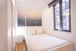 1 dormitorio, tabla de planchar con plancha, cuna de viaje y Internet