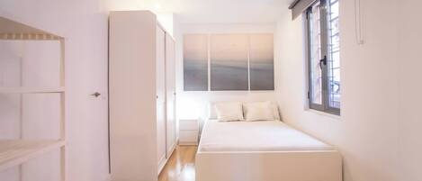 1 dormitorio, tabla de planchar con plancha, cuna de viaje y Internet