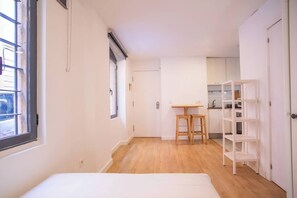 1 dormitorio, tabla de planchar con plancha, cuna de viaje y Internet