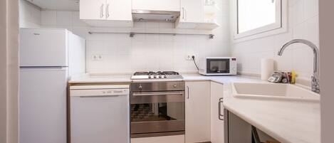 Køleskab, mikrobølgeovn, ovn, kogeplade