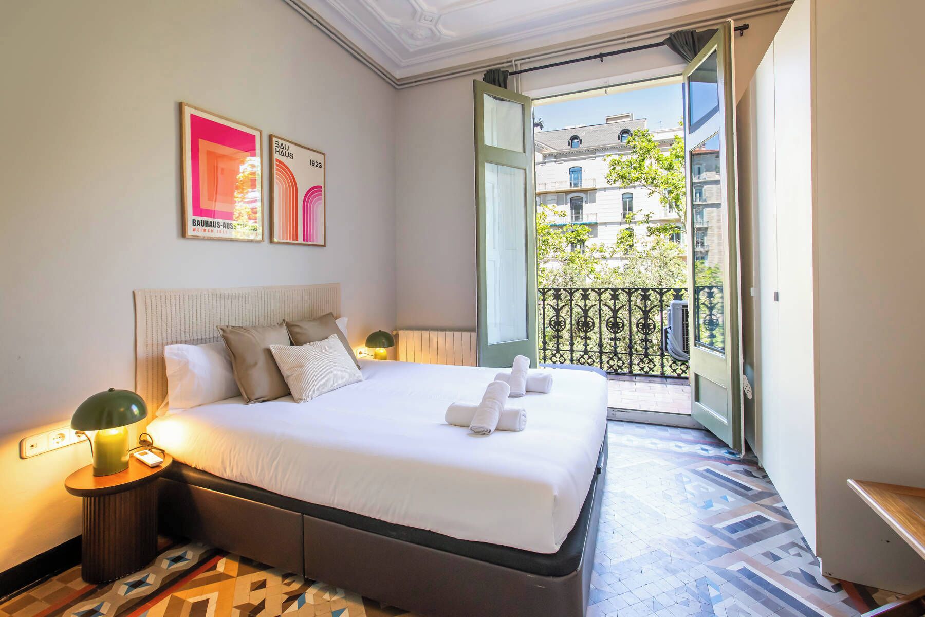 2 bedrooms, iron/ironing board, internet, bed sheets