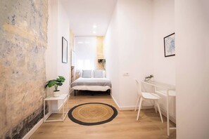 4 bedrooms, iron/ironing board, internet, bed sheets - 12Ara1093- New & Spacious 3BR in the Gothic (Barcelona)