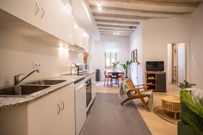 Jääkaappi, mikroaaltouuni, uuni, liesi