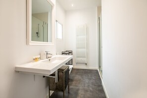 Douche, sèche-cheveux, serviettes fournies