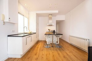 Fridge, microwave, oven, dishwasher - SA2PCT1050 - Fantastic 2BR next to Arc de Triomf (Barcelona)