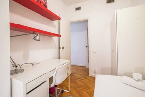 4 bedrooms, iron/ironing board, internet, bed sheets