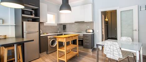 Frigorífico, microondas, horno y placa de cocina