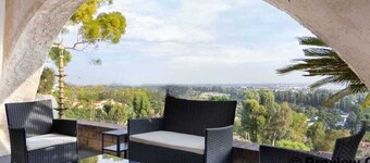 Spacious 6-bedroom villa on hills with breathtaking LA skyline and city views 
