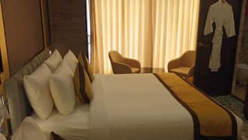 Comfort Suite, Lake View | 1 bedroom, in-room safe, soundproofing, iron/ironing board