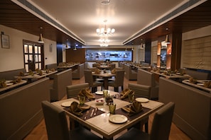 Restaurant - Golden Retreat (Baharampur)