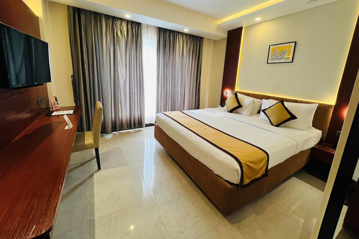 Superior Double or Twin Room, City View | In-room safe, soundproofing, iron/ironing board, free WiFi