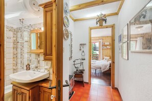 Family Apartment, Multiple Bedrooms (Alme Suites) | Bathroom | Bathtub, hair dryer, bidet, towels - Alme Suites (Bardonecchia)