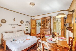 1 bedroom, bed sheets