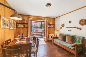 Departamento familiar, 1 habitación (Alme Suites) | Sala de estar | Televisión de 21 pulgadas con canales digitales 