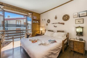 1 bedroom, bed sheets