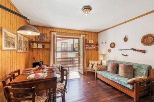 Apartamento familiar, varias habitaciones (Alme Suites) | Zona de estar | Televisión de 21 pulgadas con canales digitales