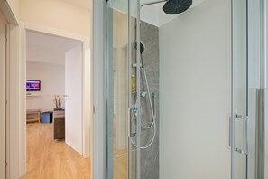 Standard-Apartment, Mehrere Schlafzimmer, Bergseite (Il Vecchio Faggio) | Badezimmer | Dusche, Haartrockner, Bidet, Handtücher