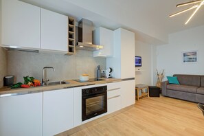 Standard apartman, több hálószobával, hegy felőli (Il Vecchio Faggio) | Privát konyha | Hűtőszekrény, mikrohullámú sütő, sütő és főzőlap