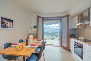 Standard apartman, több hálószobával, hegy felőli (Il Vecchio Faggio) | Privát konyha | Hűtőszekrény, mikrohullámú sütő, sütő és főzőlap
