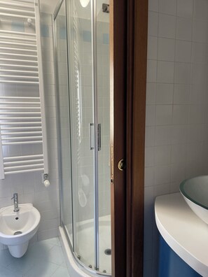Ducha, artículos de tocador ecológicos, secador de pelo, bidet