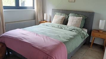 1 sovrum, värdeförvaringsskåp på rummet och strykjärn/strykbräda