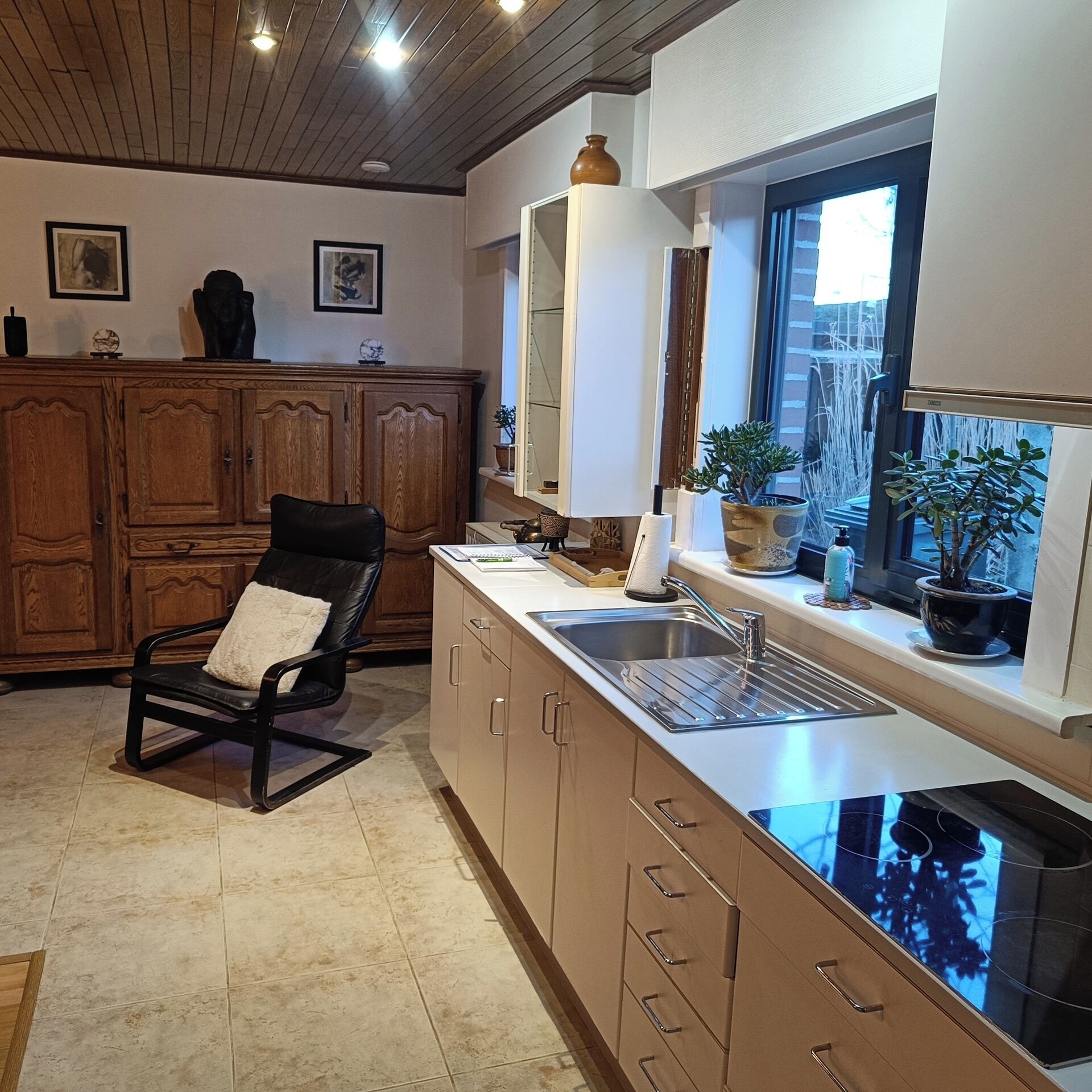 冷蔵庫、電子レンジ、オーブン、コンロ