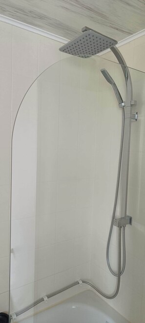Een haardroger, handdoeken, zeep, shampoo