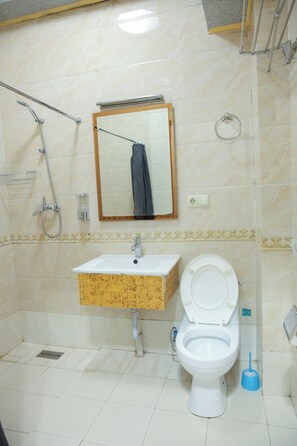 Caixa forta a l'habitació i escriptori 