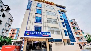 A multi-story building with a sign for Casa Grand Inn Hotel. - iROOMZ Elite Casa Grand Inn (Hyderabad)