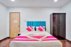 Habitación ejecutiva, vista a la ciudad | Espacio para trabajar con laptop y wifi gratis