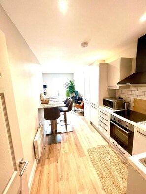 Fridge, microwave, oven, stovetop - Cozy Coastal Breeze 1-bedroom apartment in charming Boscombe with WiFi (Boscombe)