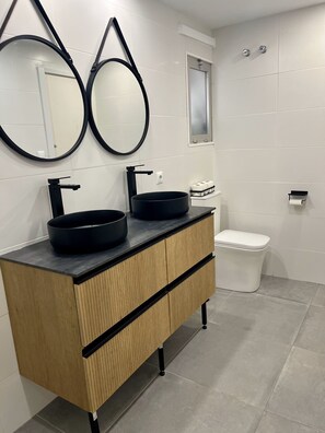 Shower, hair dryer, towels - New Spacious Family Apartment 3 Bedrooms Pool 5 Min from the Sea (Alacant)