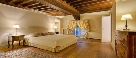 4 bedrooms, desk, iron/ironing board, travel cot