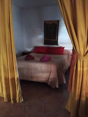 Een strijkplank/strijkijzer, wifi, beddengoed