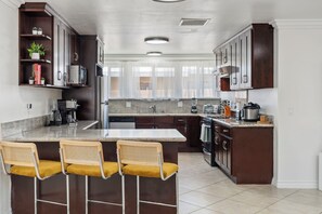 Frigorífico, microondas, horno y placa de cocina