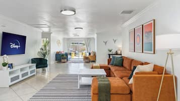 Smart TV, chimenea, futbolito y tenis de mesa