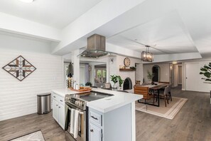 Fridge, microwave, oven, stovetop - Family luxury centrally located: Pool & Game Room (Tucson)