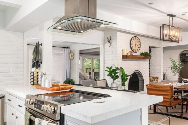 Fridge, microwave, oven, stovetop - Family luxury centrally located: Pool & Game Room (Tucson)