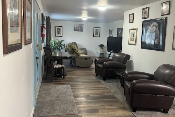 2 BEDROOM, LAKE VIEW SUITE,
NEAR BEACH AND BOAT LAUNCH
PLENTY OF FREE PARKING